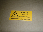 Schild 52x26 Spannung bei ausgeschaltetem Hauptschalter